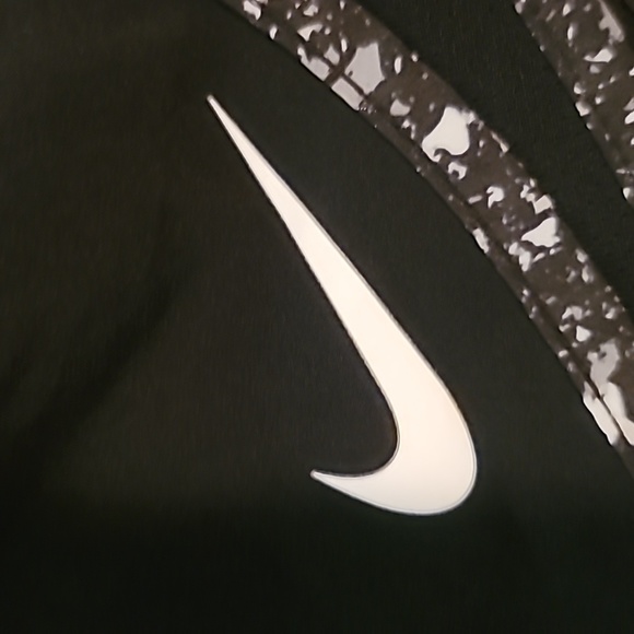 STUNNING NIKE TEMPO DRIFIT RUNNING SHORTS CURVED HEM WITH MESH - Picture 5 of 9